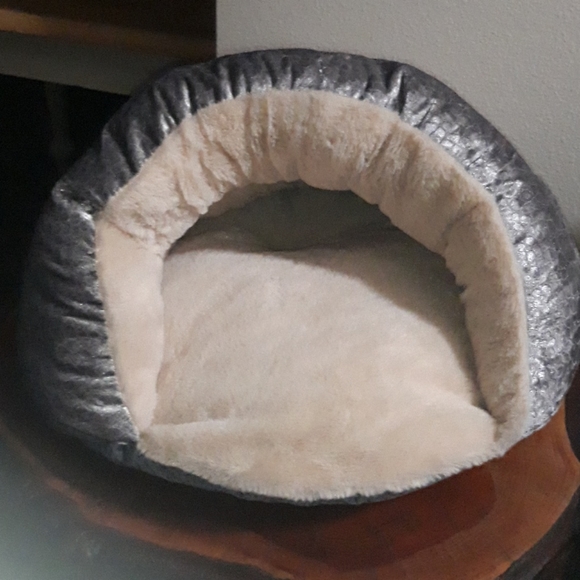 Beautiful and stylish silver cat house - Picture 2 of 3